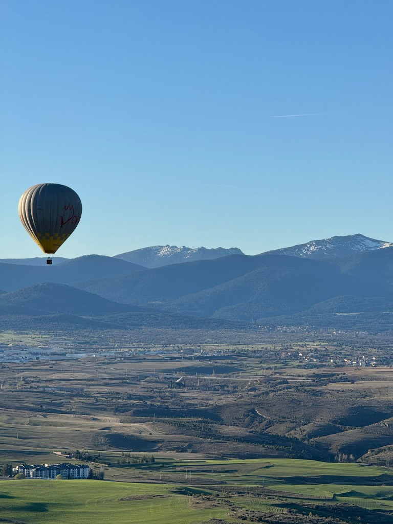 Globo con vistas a la montaña