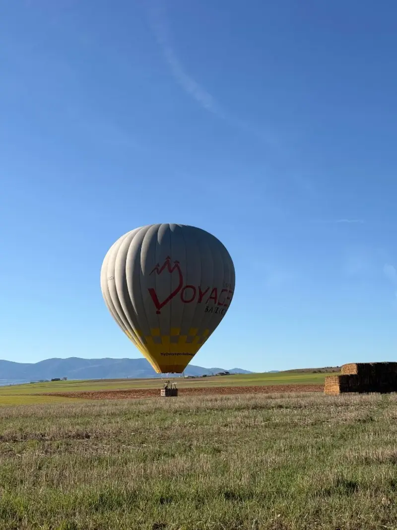 Globo aerostático de Voyager Balloons preparando el despegue en Segovia