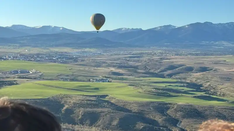 Pasajeros disfrutando del vuelo en globo