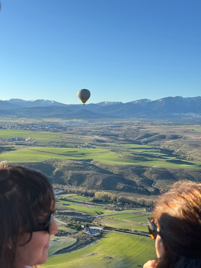 Pasajeros disfrutando del vuelo en globo